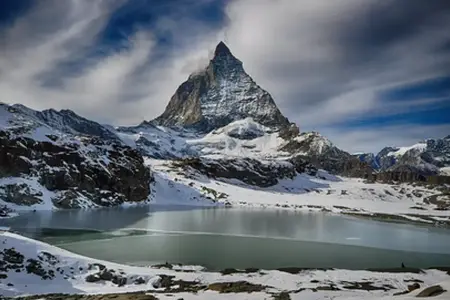 Jazda krásnou krajinou Švajčiarska: význam ´diaľničnej známky´
