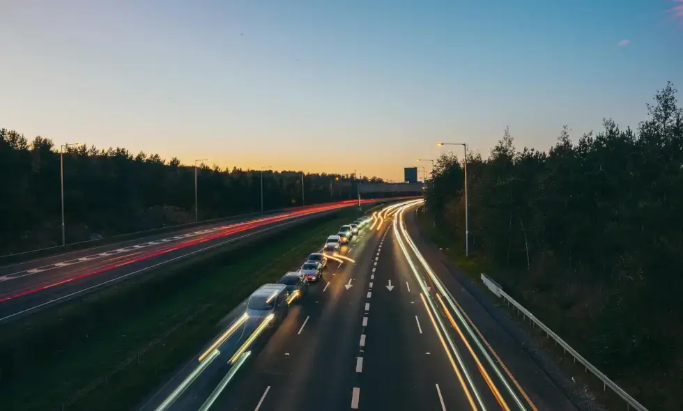 Bucureşti-Craiova szinte teljesen autópályán és gyorsforgalmi úton: A Közlekedési Minisztérium újabb 20 km-t adott át a forgalomnak. Összesen a 121 km-ből 92 km-en lehet közlekedni. Holnap további szakasz következik.